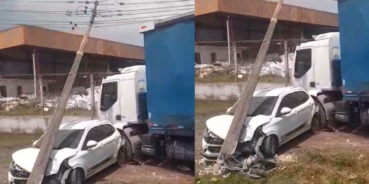 Vídeo: carro é atingido por caminhão em Manaus e fica imprensado no poste