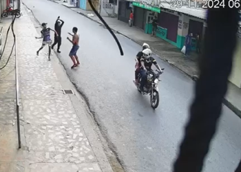 Câmera flagra dupla m@tand0 homem em frente de mercadinho em Manaus; veja