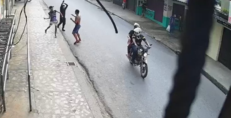 Câmera flagra dupla m@tand0 homem em frente de mercadinho em Manaus; veja