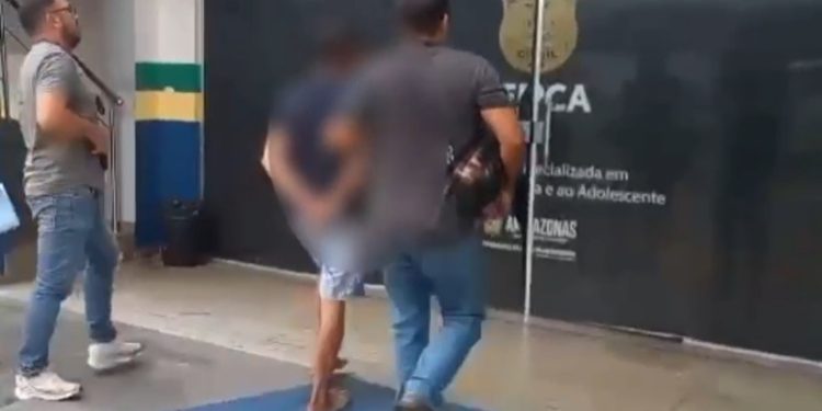 Vídeo: mãe ignora pedido de socorro dos filhos estuprad0s pelo padrasto em Manaus