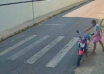 Vídeo: motoqueiro deixa veículo ligado, com a chave e acaba ficando sem a moto em Manaus
