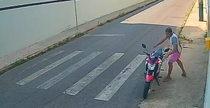 Vídeo: motoqueiro deixa veículo ligado, com a chave e acaba ficando sem a moto em Manaus