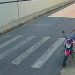 Vídeo: motoqueiro deixa veículo ligado, com a chave e acaba ficando sem a moto em Manaus