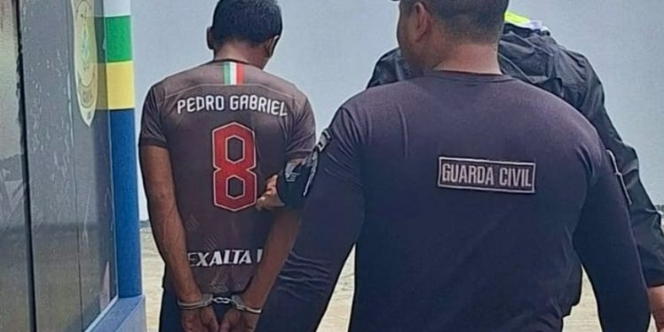 Homem pula no pescoço da ex enquanto ela amamentava o filho deles no Amazonas