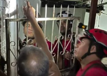 Vídeo: grade de ferro do portão atravessa mão de idoso em Parintins