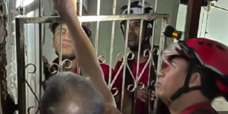 Vídeo: grade de ferro do portão atravessa mão de idoso em Parintins