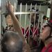 Vídeo: grade de ferro do portão atravessa mão de idoso em Parintins