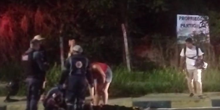Vídeo: menina de 14 anos leva f@cad@ na saída do Shopping em Manaus