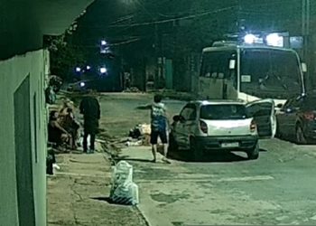 Vídeo: Bandidos fazem a limpa em moradores que conversavam em frente de casa em Manaus