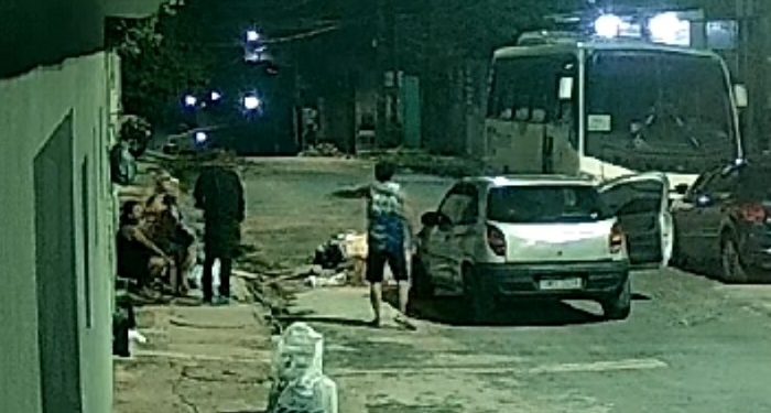 Vídeo: Bandidos fazem a limpa em moradores que conversavam em frente de casa em Manaus