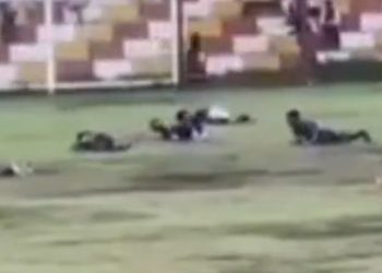 Vídeo mostra momento em que raio cai em campo, mat@ jogador e deixa sete feridos