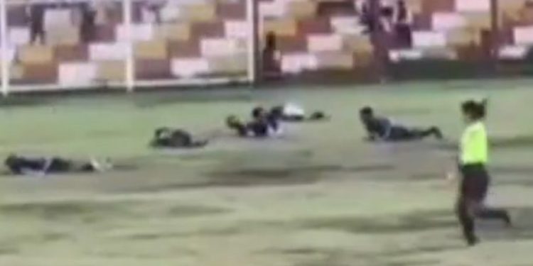 Vídeo mostra momento em que raio cai em campo, mat@ jogador e deixa sete feridos