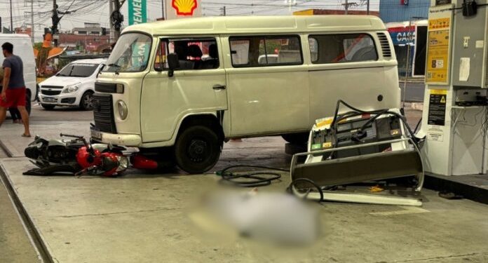 Idoso sofre mal súbito e m0rre ao colidir em posto de combustível em Manaus