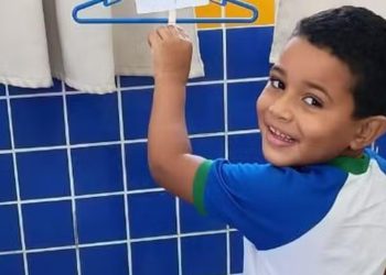 Bandidos atiram contra a polícia e m@tam menino de 5 anos na porta do supermercado