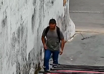 Vídeo: Especialista em furtos de casa é flagrado em ação e polícia o procura