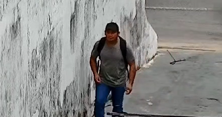 Vídeo: Especialista em furtos de casa é flagrado em ação e polícia o procura