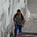 Vídeo: Especialista em furtos de casa é flagrado em ação e polícia o procura