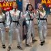 Ruivinha de Marte veste funcionárias de astronautas e se irrita com críticas: ‘calem a boca’