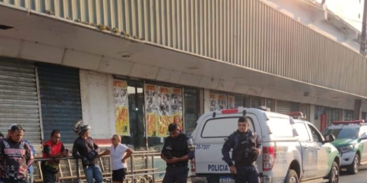 Homem at@cad0 em frente de mercadinho m0rre no hospital em Manaus