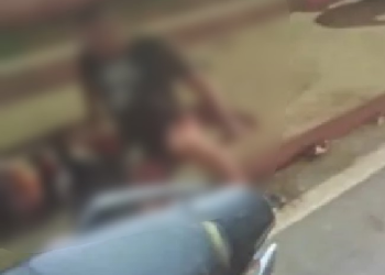 Vídeo: Motoqueiro é surpreendido por dupla e b@l3ado em plena avenida em Manaus