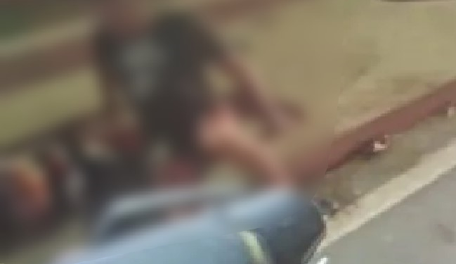 Vídeo: Motoqueiro é surpreendido por dupla e b@l3ado em plena avenida em Manaus