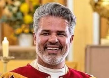 Padre Fábio é afastado após orar nos varões dos homens da igreja