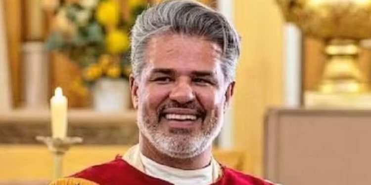 Padre Fábio é afastado após orar nos varões dos homens da igreja