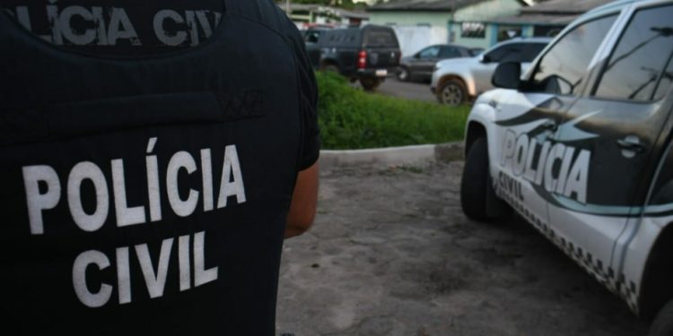 Homem agarra o irmão na porta do banheiro, tira a toalha dele e comete estupr0 no Amazonas