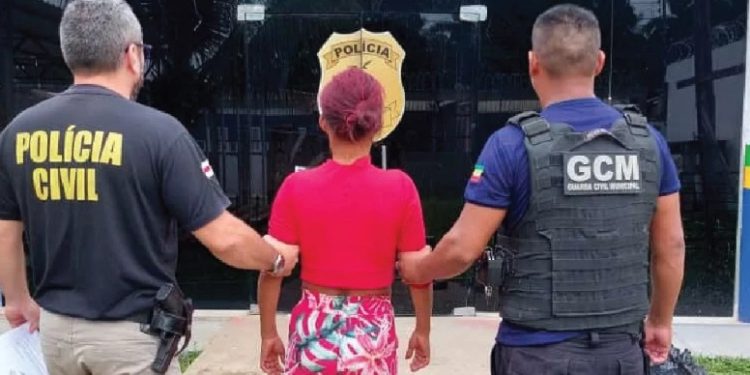Mulher é presa com mais de 100 trouxinhas, mas coloca culpa na nora e no filho no Amazonas