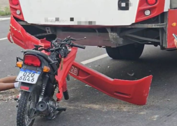 Vídeo: Ad0lescente$ venezuelanos em moto colidem com micro-ônibus na avenida das Torres