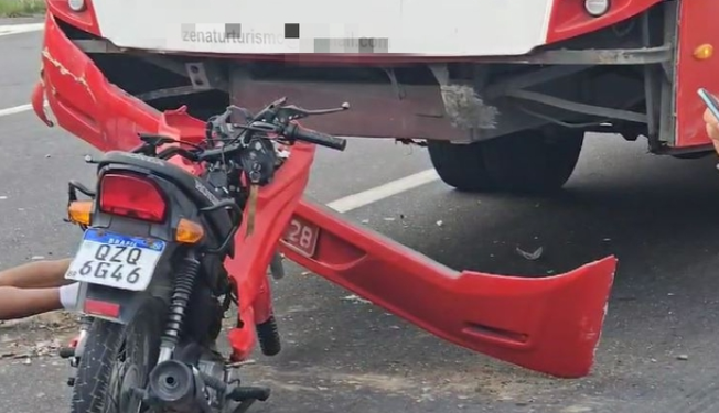 Vídeo: Ad0lescente$ venezuelanos em moto colidem com micro-ônibus na avenida das Torres