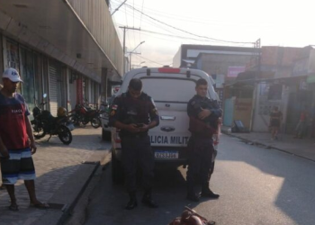 Veja: Nas primeiras horas desta sexta homem é todo ‘t1cad0’ em frente de mercadinho em Manaus