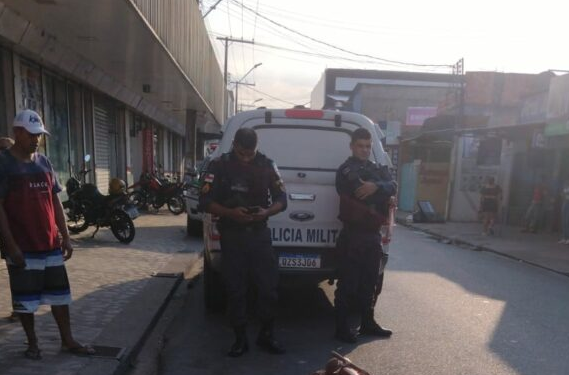 Veja: Nas primeiras horas desta sexta homem é todo ‘t1cad0’ em frente de mercadinho em Manaus