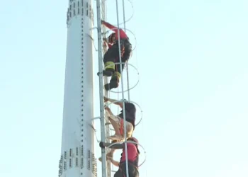 Lalau tenta furtar fiação e fica preso em torre no bairro Ponta Negra