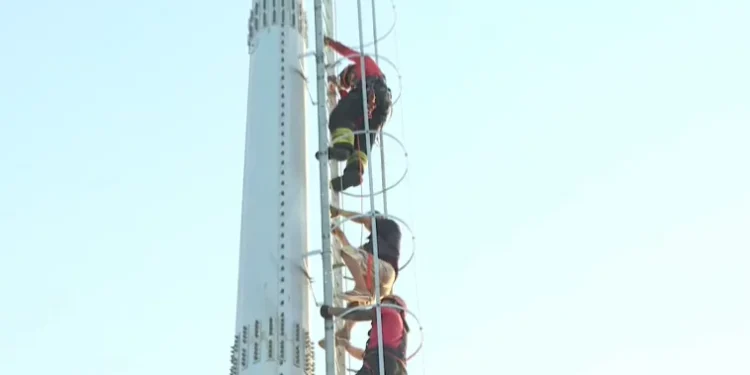 Lalau tenta furtar fiação e fica preso em torre no bairro Ponta Negra