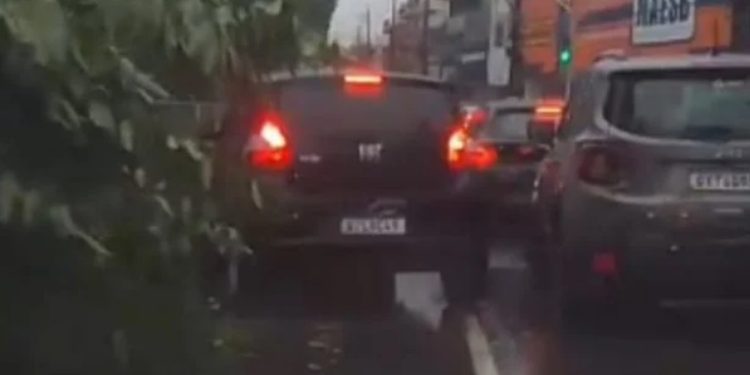 Vídeo: Avenida Brasil vira cenário de caos após chuva em Manaus