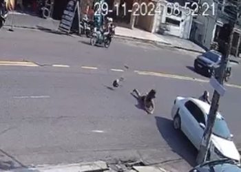Vídeo: carro atravessa na frente da moto e joga mulher no asfalto em Manaus