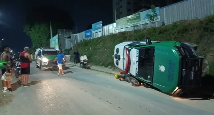 Garupa de motocicleta esmagada em acidente com viatura em Manaus ficou f3rid0