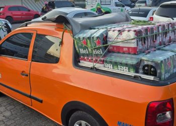 Caixa e auxiliar de estoque são presos por tentarem ajudar casal a roubar R$ 4 mil em cervejas em Manaus