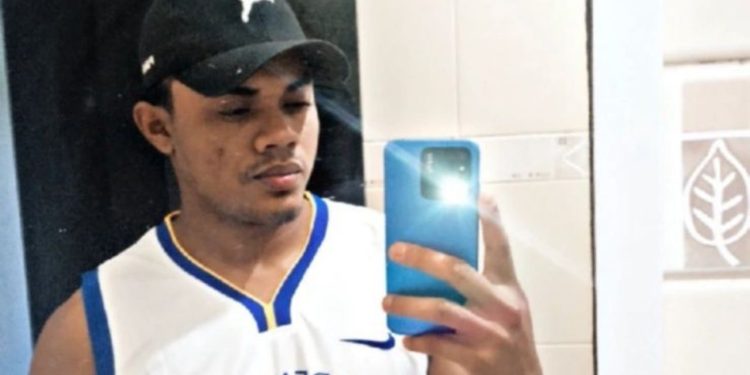 Após ser deixado em estado grave na porta de casa de sua mãe, jovem m0rr3 no hospital em Manaus