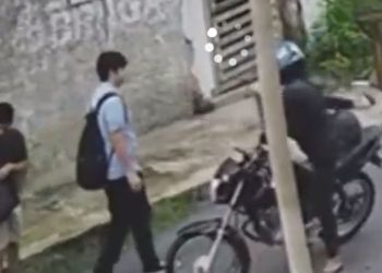 Vídeo: Sob a mira de arm@, estudantes entregam celular para assaltante na Cidade Nova