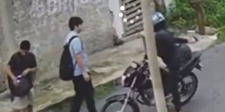 Vídeo: Sob a mira de arm@, estudantes entregam celular para assaltante na Cidade Nova