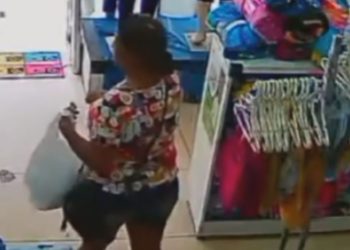 Mulher rouba cuecas de loja e é presa bebendo em bar no interior do Amazonas