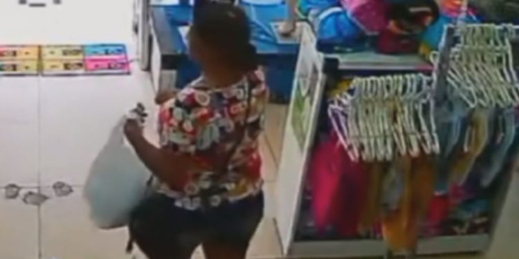 Mulher rouba cuecas de loja e é presa bebendo em bar no interior do Amazonas