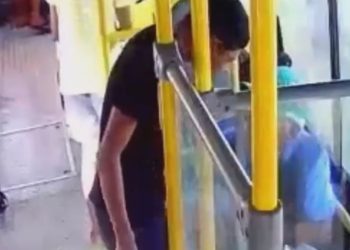 Polícia pede ajuda para achar dupla que ‘vive’ roubando ônibus em Manaus; veja o vídeo