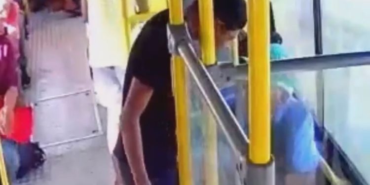 Polícia pede ajuda para achar dupla que ‘vive’ roubando ônibus em Manaus; veja o vídeo