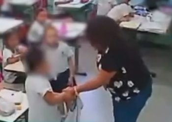 Aluno autista de 7 anos aparece com arranhões em casa e professora é afastada