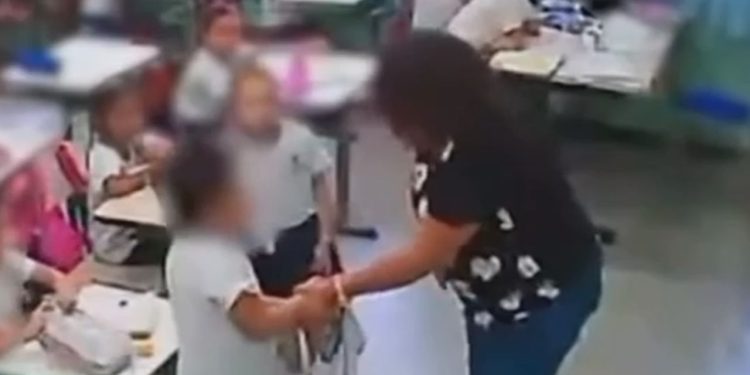 Aluno autista de 7 anos aparece com arranhões em casa e professora é afastada