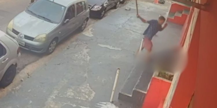 Vídeo: Homem leva paul@d@s e fac@d@s enquanto 'dava um sono' em Manaus