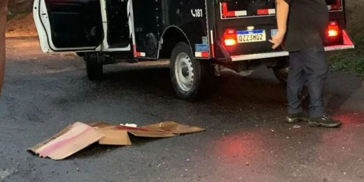 Após escorregar, homem bate a cabeça no meio-fio e m0rr# no Distrito Industrial